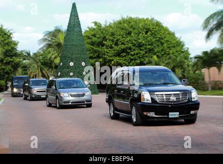 Cancun, Mexico. 29th Nov, 2014. A hearse carrying the coffin with the body of Mexican actor Roberto Gomez Bolanos, also known as 'Chespirito', leaves for the Cancun International Airport, prior to be transferred to the Toluca Airport, in Cancun, Mexico, on Nov. 29, 2014. The comedian Roberto Gomez Bolanos died on Friday at the age of 85 in the city of Cancun. A homage to Roberto Gomez Bolanos will be held in the Azteca Stadium in Mexico City on Sunday, according to local press. © Luis Perez/Xinhua/Alamy Live News Stock Photo