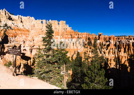 Peekaboo Loop trailhead with Bryce Amphitheater and Wall of Windows in background. Bryce Canyon National Park, Utah, USA. Stock Photo