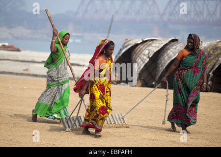 Voirob, Bangladesh. 30th Nov, 2014. There are many children and women who work in the rice mills from 8 a.m. 6 p.m. in the evening on a daily basis for children 50 taka ($0.65 USD) and women 110 taka ($1.43 USD) per day. They only get a short lunch break. Lung disease is common. © Zakir Hossain Chowdhury/ZUMA Wire/Alamy Live News Stock Photo