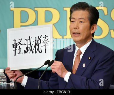 Tokyo, Japan. 1st Dec, 2014. Natsuo Yamaguchi of Komeito shows his motto during a political debate amongst the leaders of the eight ruling and opposition parties at the Japan National Press Club in Tokyo. Campaigning for a general election officially kicks off on Tuesday for voting on December 14. Credit:  Aflo Co. Ltd./Alamy Live News Stock Photo