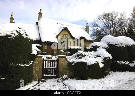 A cottage in the cotswolds with its fine garden at Chipping Campden on a winters day Stock Photo