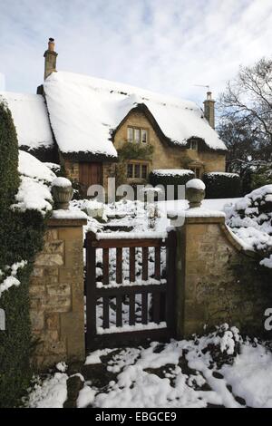 A cottage in the cotswolds with its fine garden at Chipping Campden on a winters day Stock Photo