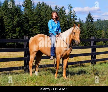 41,857.09392 girl sitting bareback on palomino horse Stock Photo