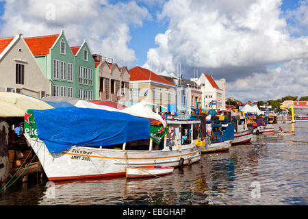 Crammed boats at floating Market, Willemstad, view from the water Stock Photo