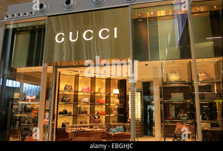 Uitreiken Nest ruimte Paris, France, Roissy Airport, Gucci Brand, Luxury Fashion Store Front  Display, Commerce, contemporary retail interior design, clothing store  women wealthy Stock Photo - Alamy