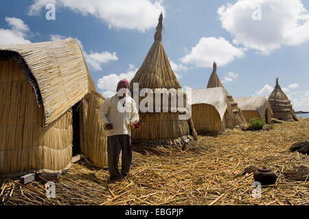 Traditional reed huts on the floating islands of the Uros people, Lake ...