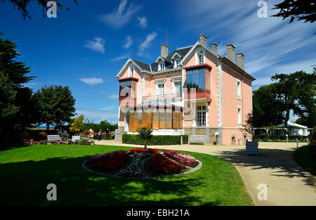 House and garden : villa 'Les Rhumbs', museum Christian Dior in Granville (Manche, Normandy, France). Stock Photo