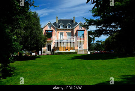 House and garden : villa 'Les Rhumbs', museum Christian Dior in Granville (Manche, Normandy, France). Stock Photo