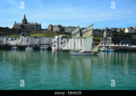 The lugger La Granvillaise parade under full sails, port of Granville,  maritime event : ' Voiles de travail ' (Normandy, France). Stock Photo