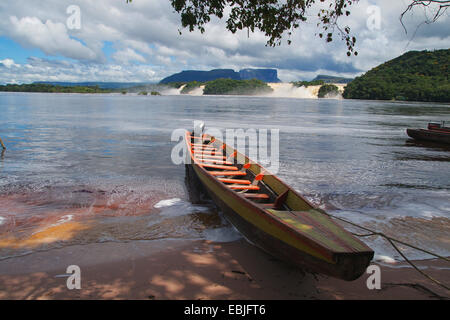 dugout in a lagoon, Canaima waterfalls in background, Venezuela, Canaima National Park Stock Photo
