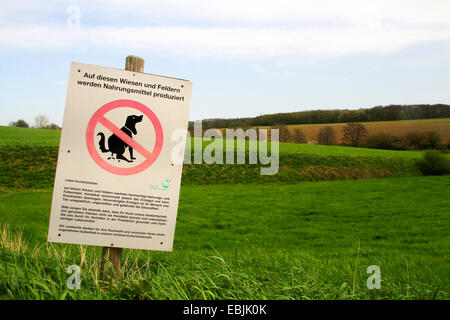 sign asking dog owners not to let their dogs defecate on the fields for food production, Germany, NRW, Donnenberg bei Velbert Neviges Stock Photo