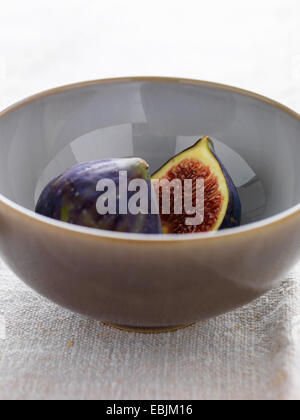 sliced figs in bowl, close-up Stock Photo