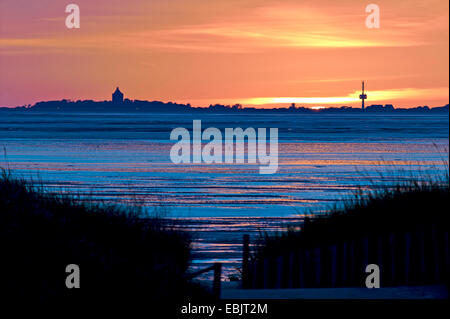sunset in Wadden Sea near Cuxhaven Sahlenburg, view to the Hamburg island Neuwerk, Germany, Lower Saxony, Cuxhaven Stock Photo
