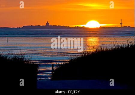 sunset in Wadden Sea near Cuxhaven Sahlenburg, view to island Neuwerk, Germany, Lower Saxony, Cuxhaven Stock Photo