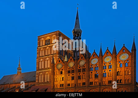 facade of the town hall at the Alter Markt with the Nikolaikirche in the background in the evening, Germany, Mecklenburg-Western Pomerania, Stralsund Stock Photo
