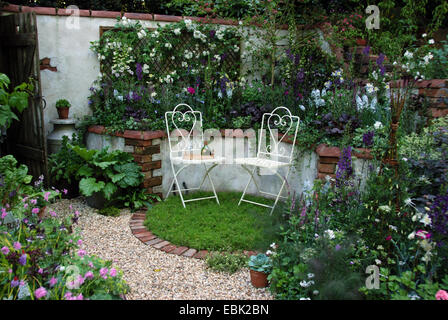 Courtyard garden, 'Moving On', Chelsea Flower Show 2007, London, UK. Stock Photo