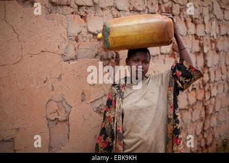 girl with water canister on her head, Burundi, Karuzi, Buhiga Stock Photo