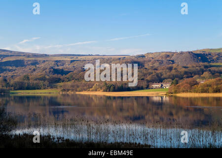 View across Llyn Nantlle Uchaf lake to village below slate quarry in Snowdonia National Park. Nantlle, Gwynedd, North Wales, UK Stock Photo