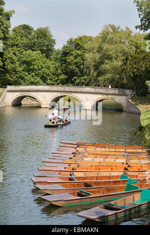 UK, Cambridge, punting on the river Cam, moored punts and Trinity Bridge. Stock Photo