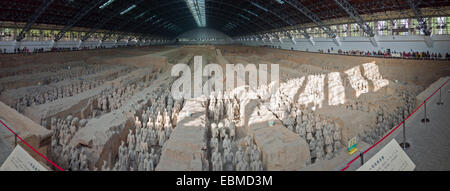 Emperor Qin Shi Huang's terracotta army pit 1 in Xian, Shaanxi province, China Stock Photo