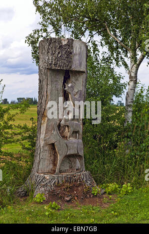 german fairy tale 'Town Musicians of Bremen' carved in tree trunk, Germany, Mecklenburg-Western Pomerania, Ueckermuende Stock Photo