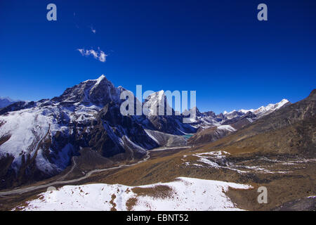 Taboche, Cholatse, Cho Oyu view from Nangkar Tshang near Dingboche, Nepal, Himalaya, Khumbu Himal Stock Photo