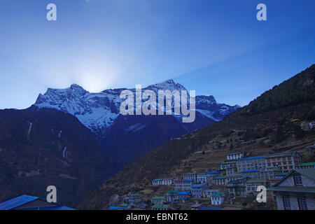 Kongde Ri, light beams after sunset, view from Namche Bazaar, Nepal, Himalaya, Khumbu Himal Stock Photo