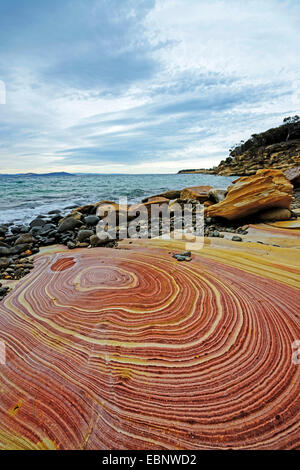colourful-sandstone-painted-cliffs-at-the-coast-of-maria-island
