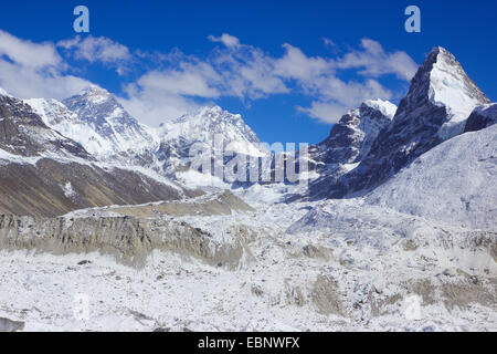 Mount Everest, Nuptse, Nirekha, Kangchung (east). In front Ngozumba glacier, view from 5th lake near Gokyo, Nepal, Himalaya, Khumbu Himal Stock Photo