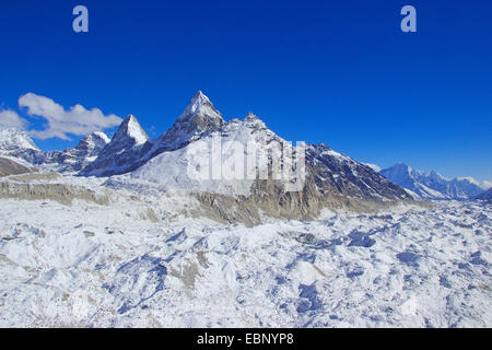 Nirekha, Kangchung (east, west), in the background right Thamserku etc., in front Ngozumba glacier. View from 5th lake near Gokyo, Nepal, Himalaya, Khumbu Himal Stock Photo