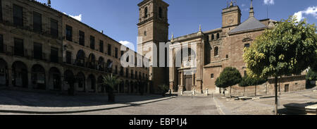 Main Square, church of San Andrés and town hall, Villanueva de los Infantes. Ruta de los Caballeros, Ciudad Real province, Spain Stock Photo