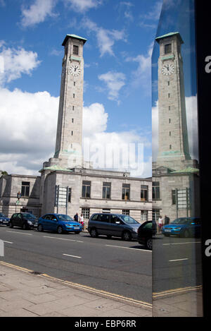 the Civic Centre beside its reflected image in a glas fassade, United Kingdom, Hampshire, Southampton Stock Photo