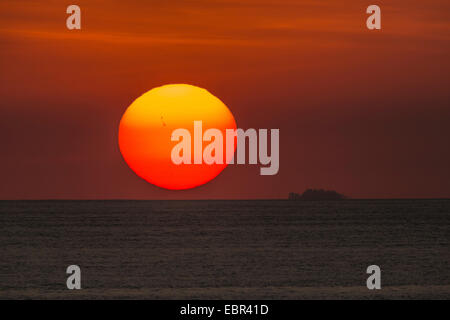 sun with sunspots setting over the Pacific Ocean, Costa Rica, Pazifikkueste Stock Photo