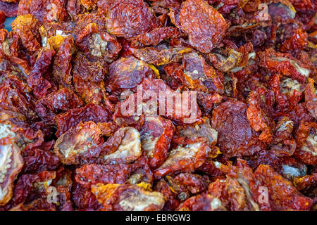 garden tomato (Solanum lycopersicum, Lycopersicon esculentum), dried tomatoes at the weekly market in Siena, Italy, Tuscany, Siena Stock Photo