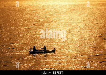 couple in a rowing-boat on Lake Sorpe at sunset, Germany, North Rhine-Westphalia, Sauerland, Sundern Stock Photo