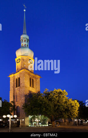 illuminated Reinoldi church in the city of Dortmund at blue hour, Germany, North Rhine-Westphalia, Ruhr Area, Dortmund Stock Photo