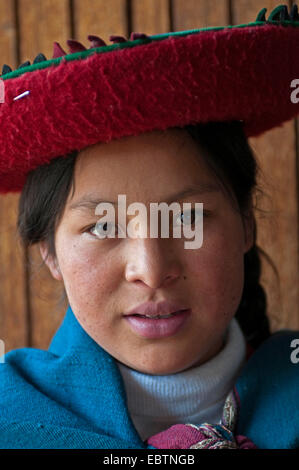 young woman in traditional dress at the local artisan workshop, Peru, Chincheros Stock Photo