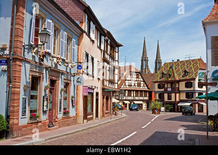 rue du General Gouraud and view to church Saint Pierre et Paul, France, Bas-Rhin, Alsace, Obernai, Oberehnheim Stock Photo