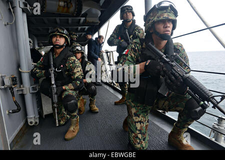 Mexican marines conduct a visit board search and seizure training exercise aboard the guided-missile frigate USS Ingraham during UNITAS joint training with the U.S. Navy September 17, 2014 in the Pacific Ocean. UNITAS is the U.S. Navy's longest-running annual multinational maritime exercise, held September 12-26. Stock Photo