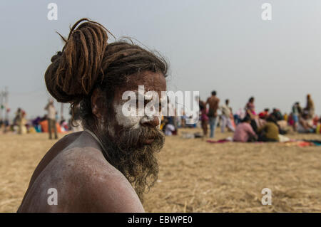 Shiva sadhu, holy man, at the Sangam, the confluence of the rivers Ganges, Yamuna and Saraswati, during Kumbha Mela festival Stock Photo