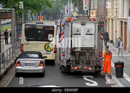 refuse disposal service and road traffic in close streets, Germany, North Rhine-Westphalia, Ruhr Area, Essen Stock Photo