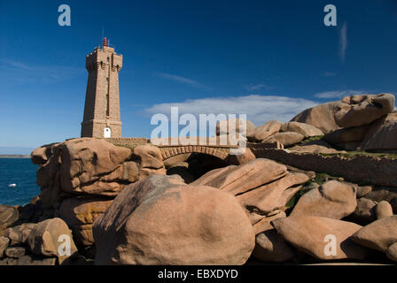 rocky coast and lighthouse, Pointe de Squewel, rocky coast and lighthouse Men Ruz, Phare de Men Ruz, France, Brittany, Cote de Granit rose, Ploumanac'h Stock Photo