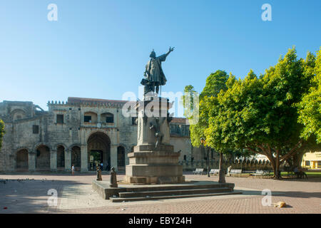 Dominikanische Republik, Santo Domingo, Zona Colonial, Parque Colon, Statue des Christoph Kolumbus vor der Basilica Menor de la Stock Photo