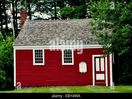 JAFFREY CENTER, NEW HAMPSHIRE:  District 11 Little Red School House built in 1822 Stock Photo