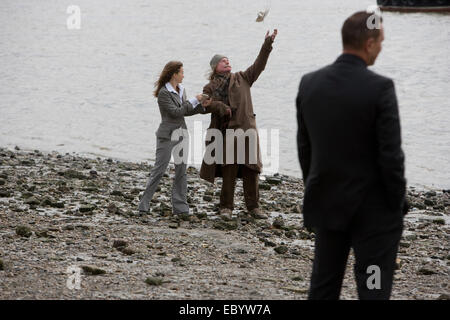 Julie Cox who plays police PR officer Kate Merril with Derek Jacobi, who plays the tramp, and Vinnie Jones Stock Photo