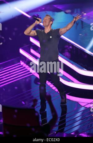 Berlin, Germany. 5th Dec, 2014. Chris Martin, singer of British band Coldplay performs during the live show of 'The Voice of Germany' in Berlin, Germany, 5 December 2014. The show will be aired on braodcaster Sat.1. Photo: Joerg Carstensen/dpa/Alamy Live News Stock Photo