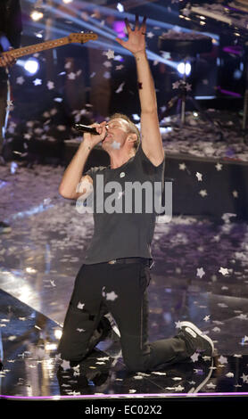 Berlin, Germany. 5th Dec, 2014. Chris Martin, singer of British band Coldplay performs during the live show of 'The Voice of Germany' in Berlin, Germany, 5 December 2014. The show will be aired on braodcaster Sat.1. Photo: Joerg Carstensen/dpa/Alamy Live News Stock Photo