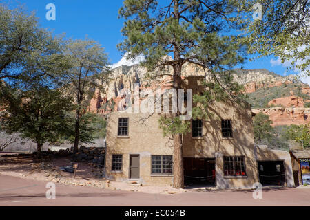 The apple packing shed at the old orchard and farm, at Slide Rock State Park in Oak Creek Canyon, Arizona, USA. Stock Photo