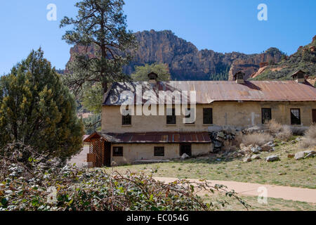 The apple packing shed at the old orchard and farm, at Slide Rock State Park in Oak Creek Canyon, Arizona, USA. Stock Photo