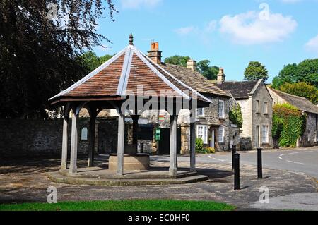 Village well on the corner of Fennel Street, Ashford-in-the-Water, Derbyshire, England, UK, Western Europe. Stock Photo